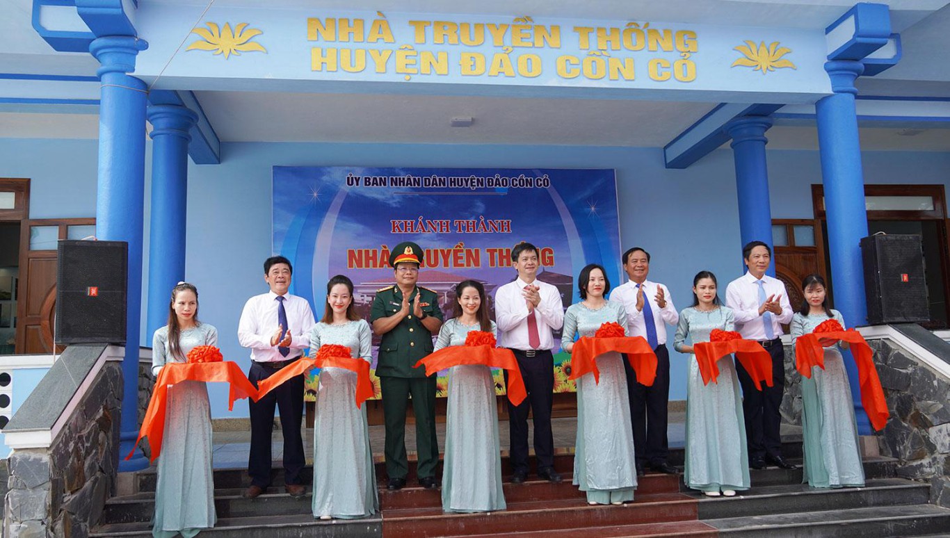 C&aacute;c đại biểu cắt băng kh&aacute;nh th&agrave;nh Nh&agrave; truyền thống huyện đảo Cồn Cỏ - Ảnh: C.N